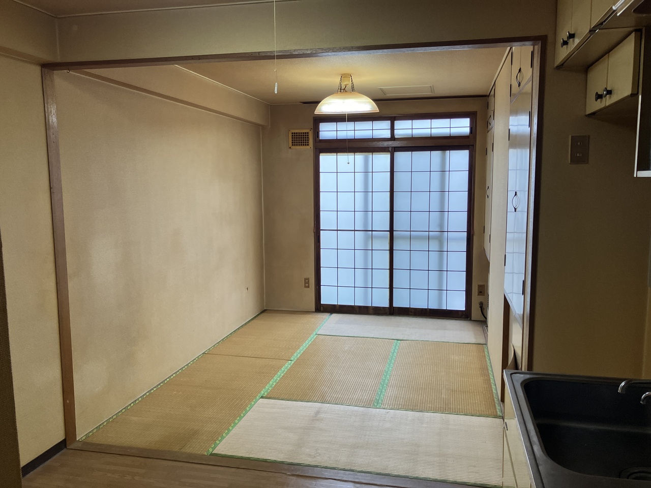 室内は畳敷き・東向きです