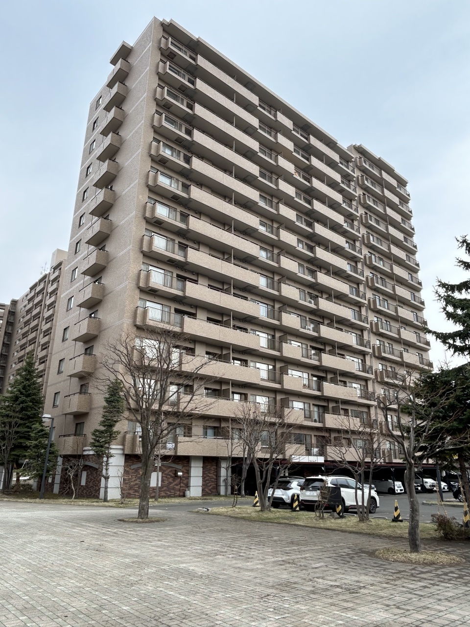 札幌市営地下鉄東豊線「東区役所前」駅徒歩11分、JR函館本線「苗穂」駅徒歩11分。2026年4月下旬リフォーム完了予定。