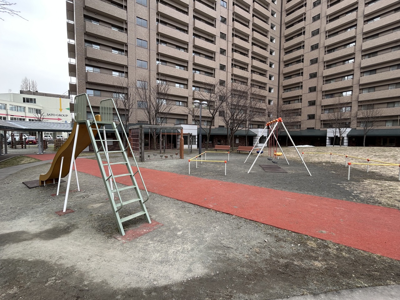 エントランスを出ると目の前に敷地内公園がございます。お子様の遊び場としても利用することが可能です。