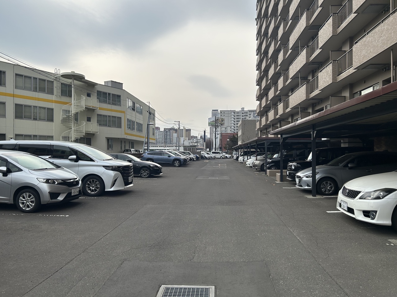 敷地内駐車場は、計350台分の区画があり、広々としております。入居者の方は秋区画の一時利用も可能です。