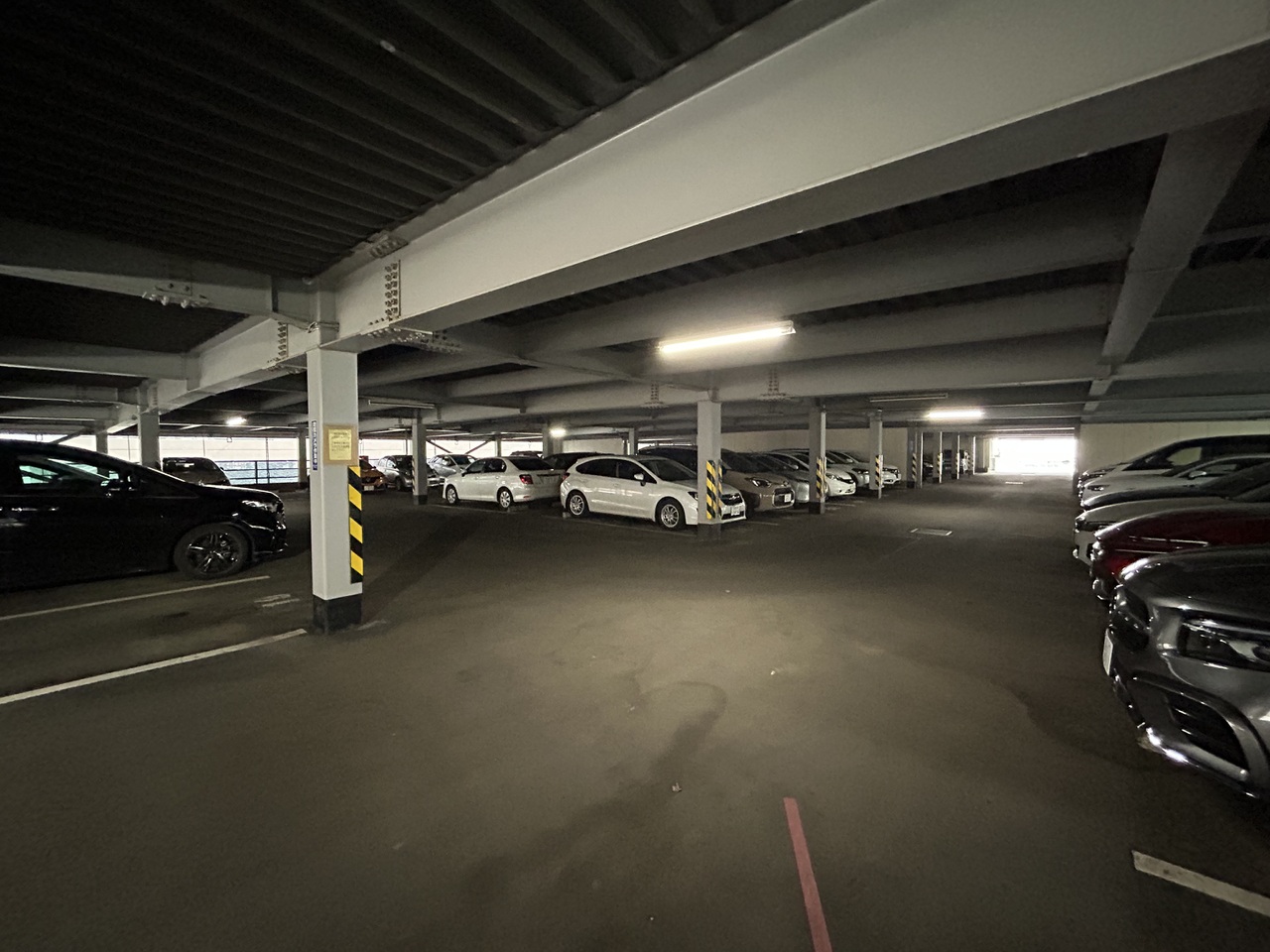 駐車場は屋根付きの箇所もございます。雨の日の乗降も濡れずに済みます