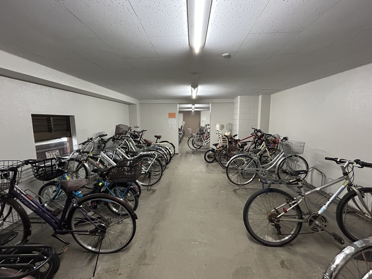 駐輪場です。各棟に駐輪場があり、それぞれ無償で利用することが可能です。室内の為、雨や雪の日でも安心して保管できますね。
