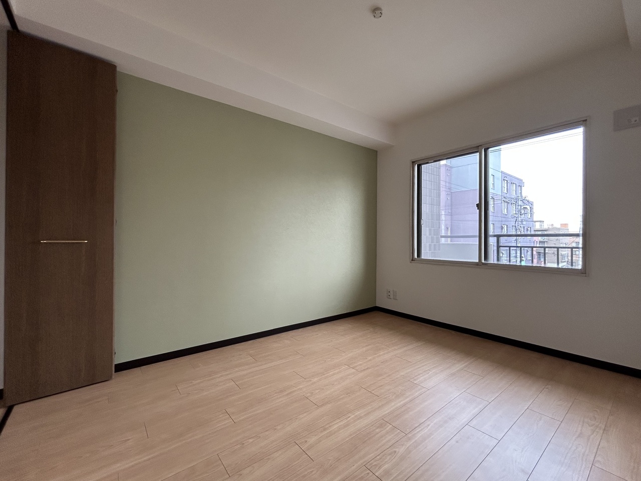 約5.5帖の洋室です。東側のバルコニーに面しており、明るい朝日が差し込みます。