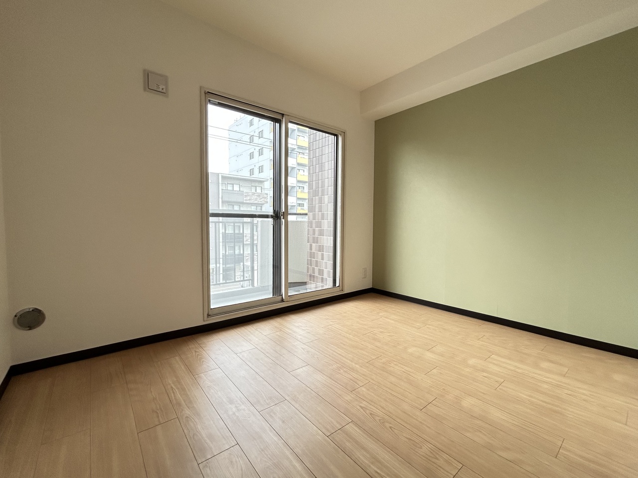 約5帖の洋室です。東側バルコニーへと出ることができます。