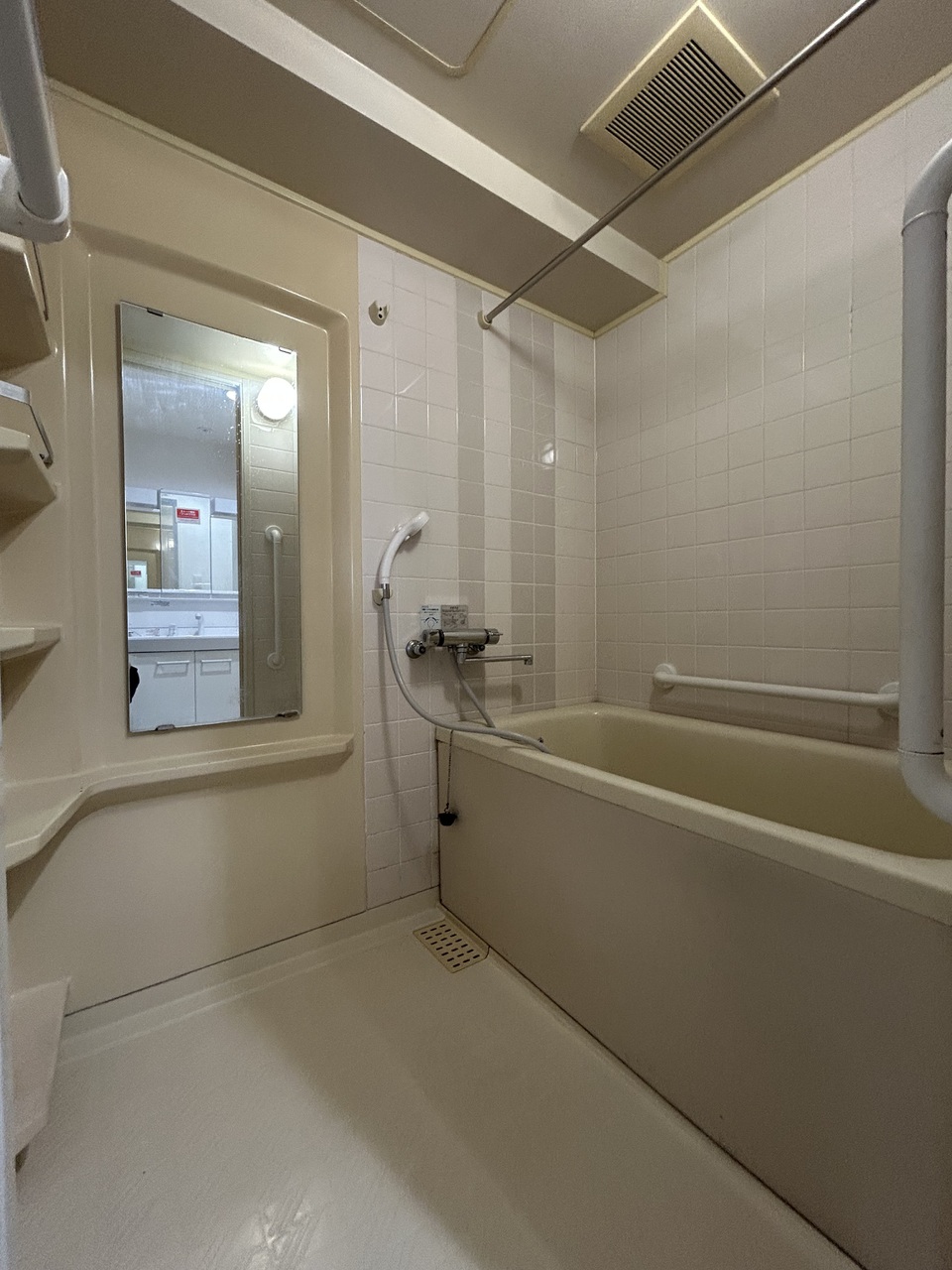 浴室収納棚は高さもあり、家族それぞれのシャンプーなどを配置することができます。