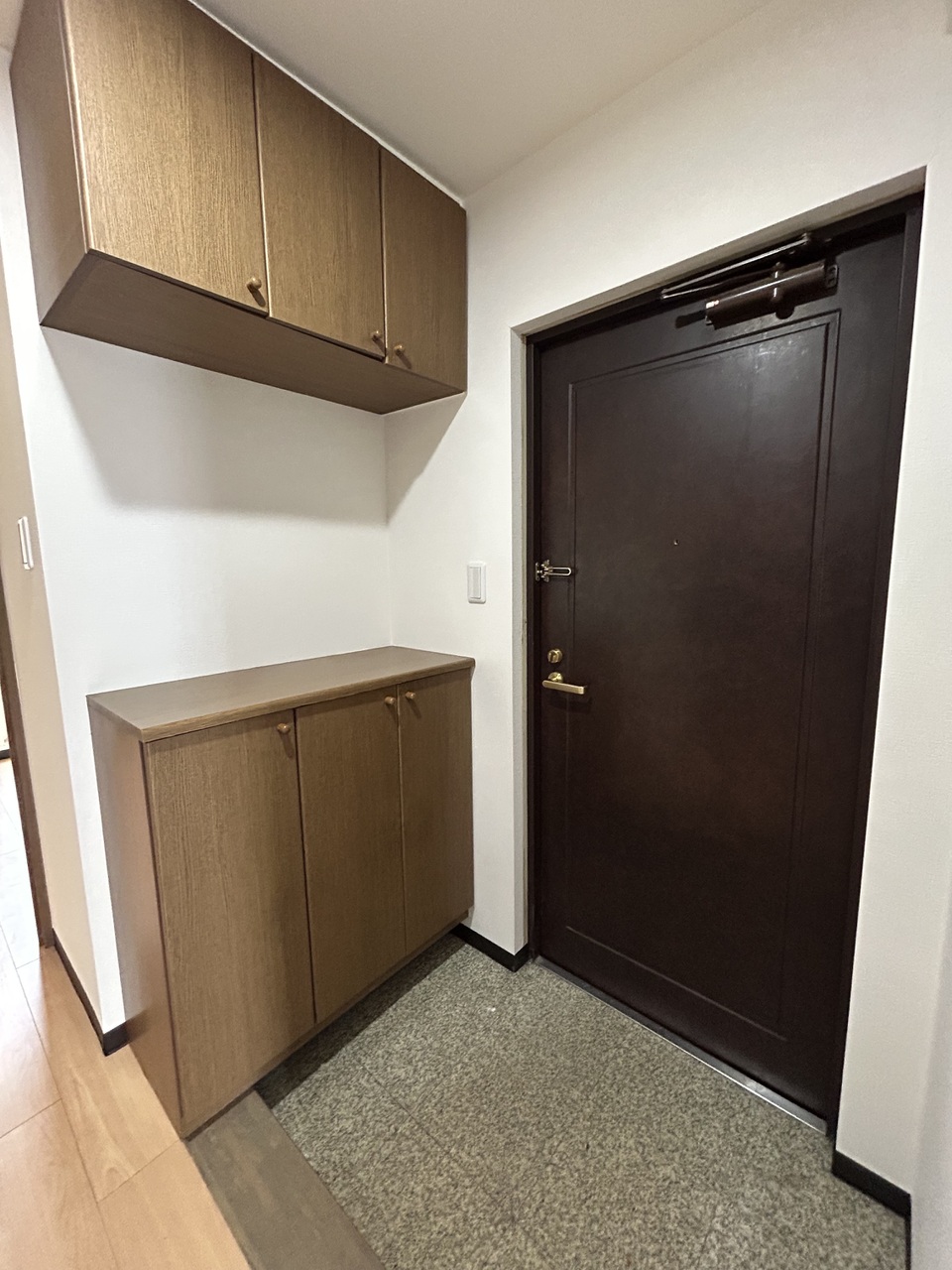 身支度に便利な3面鏡付きの洗面化粧台です。鏡の裏とボウル下には収納スペースが設けられ、化粧品やリネン類、ドライヤー類等も収納できます。