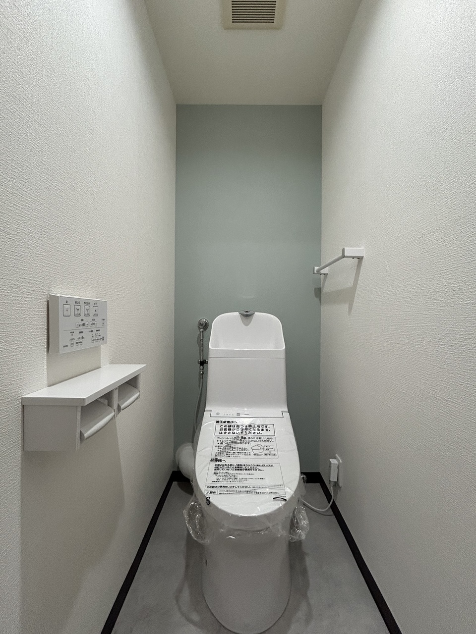 温水洗浄便座付きのトイレです。年間を通して、快適に使うことができます。