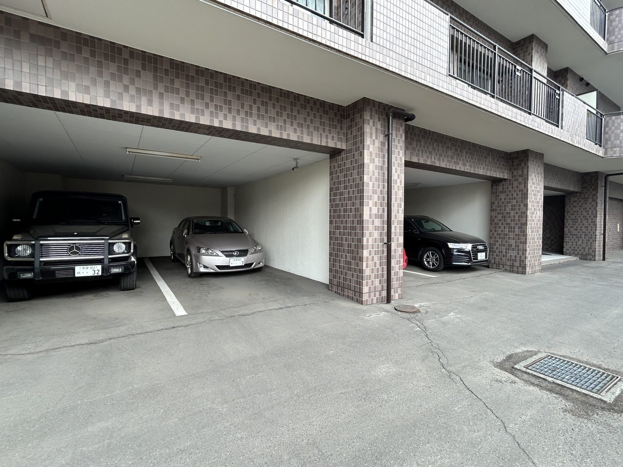 平面自走式の駐車場です。屋根付きのため、雨や雪で車が汚れる心配が少ないです。