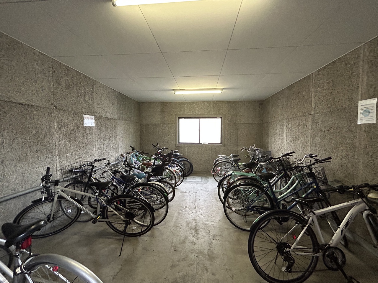 駐輪場です。室内の為自転車が使えない冬場でも、安心して保管することが可能です。