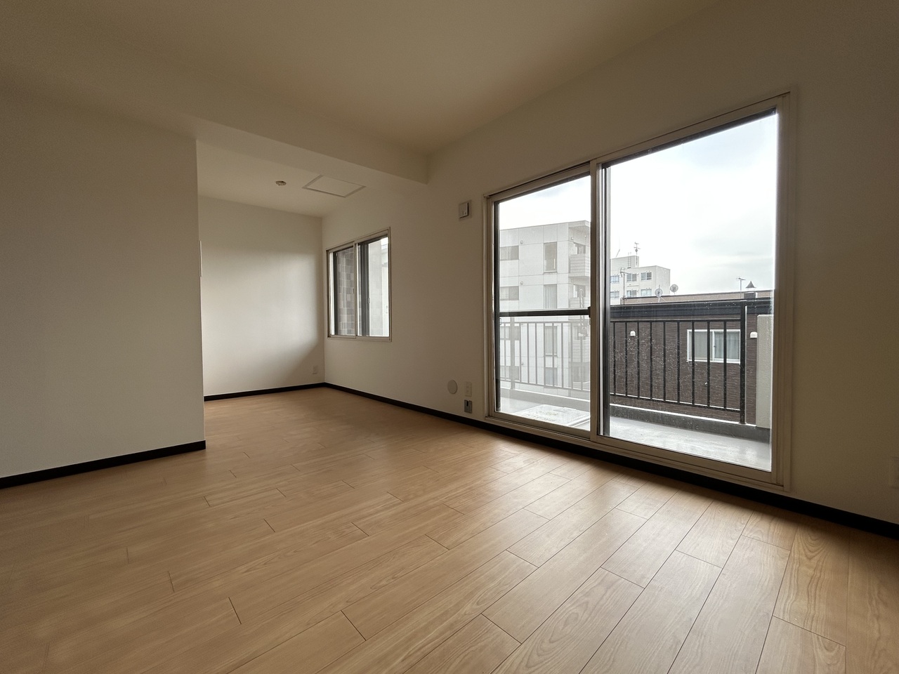 シンプルな内装の為、様々な家具と調和し、お好みのお部屋づくりが楽しめます。フローリング仕様で日々のお手入れがスムーズです。