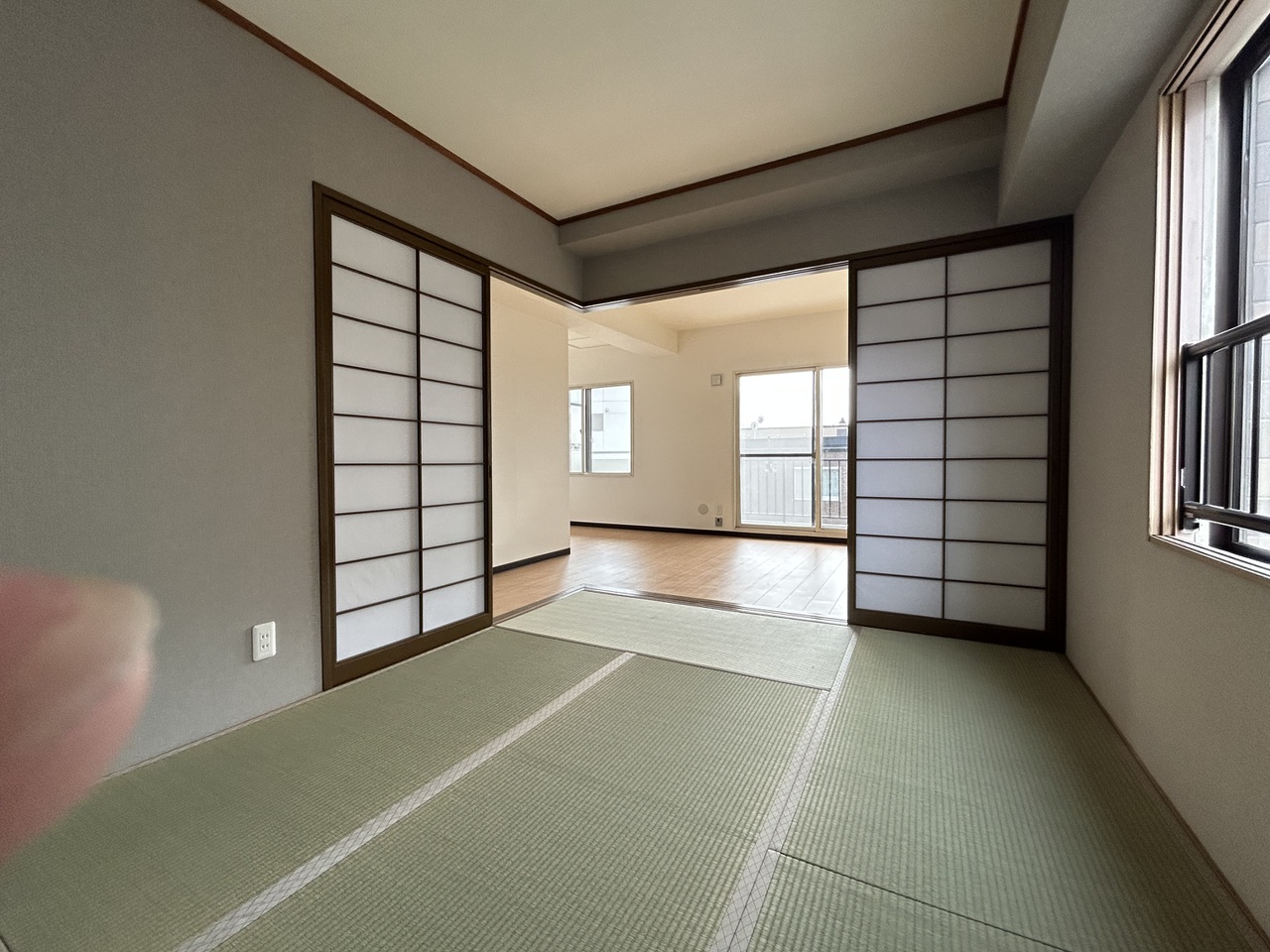 約6畳の和室です。リビングと面しており、襖を取り外すことで、リビング一体で使用することができます。