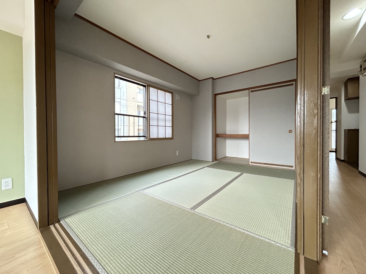 約6畳の和室です。広々とした収納がついており、荷物の多い方にもおすすめです。