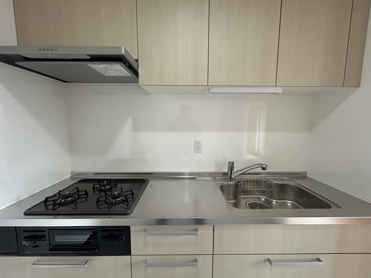 キッチンは壁に囲われており、リビングへのにおいが漏れにくくなっています。お料理のにおいがカーテン等につく恐れが少ないです。