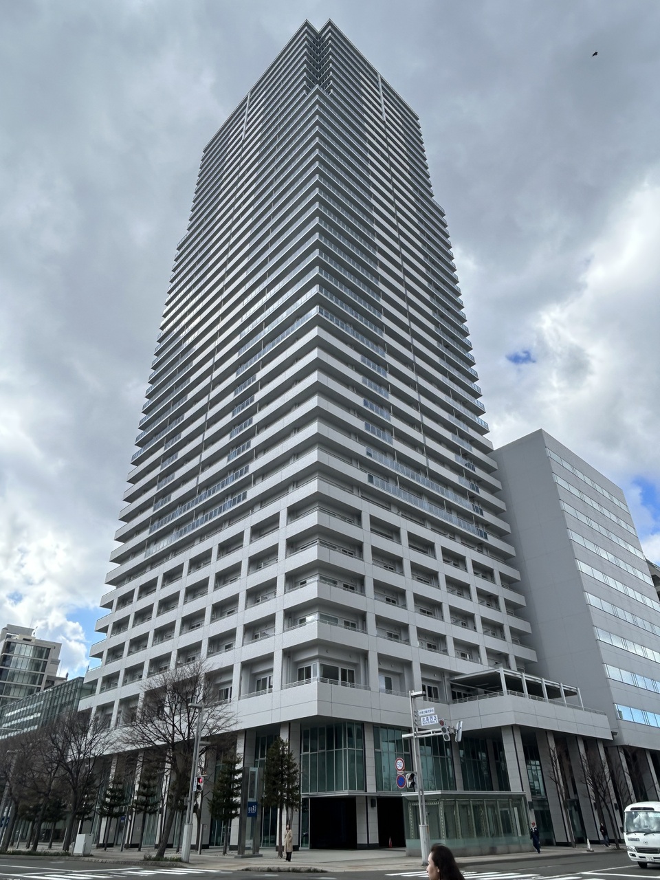 JR函館線「札幌」駅まで徒歩1分。駅直結型のマンションです。大切なペットと一緒に暮らせます(規約による制限あり)