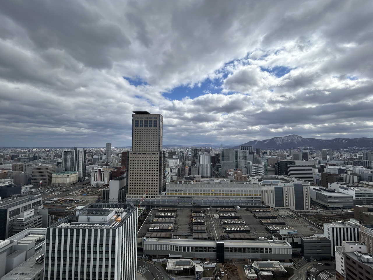 南側バルコニーからの眺望です。34階という高層階からの眺めは、他ではなかなか見ることのできない景色です。