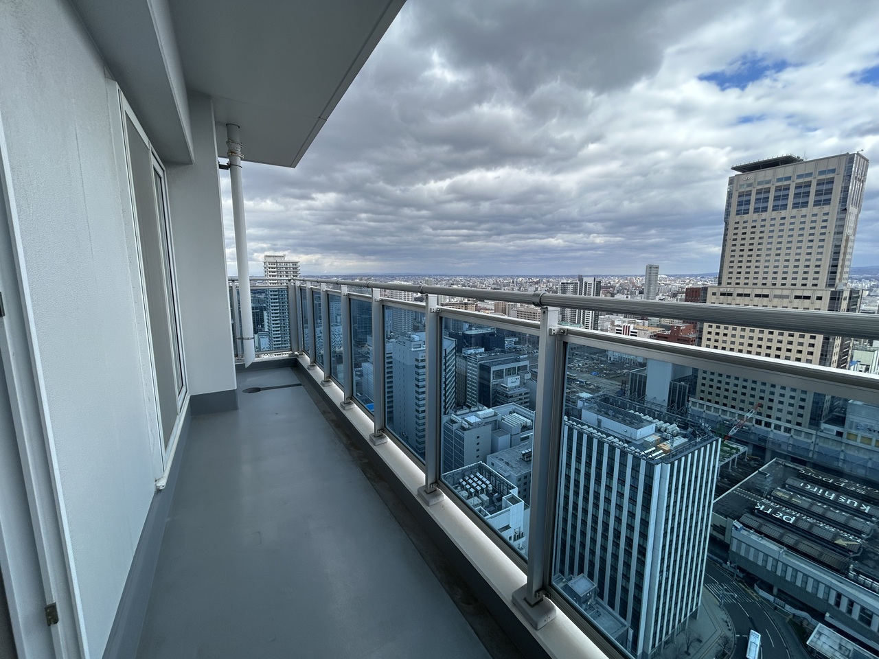 南側バルコニーです。青を基調としたバルコニーはスタイリッシュな印象を持たせてくれます。