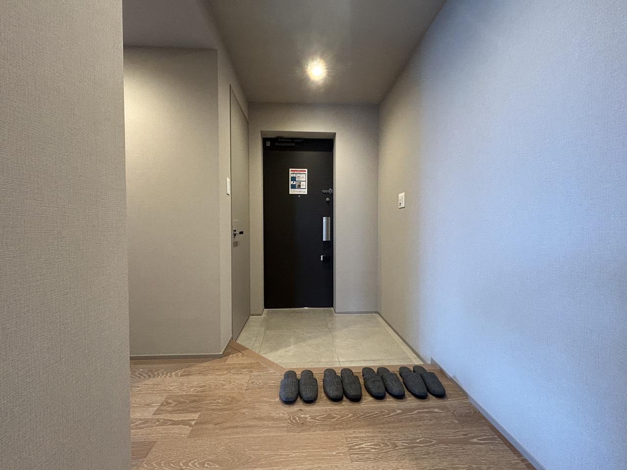 人感センサー付きのライトで、毎日の帰宅時を明るく迎えてくれます。