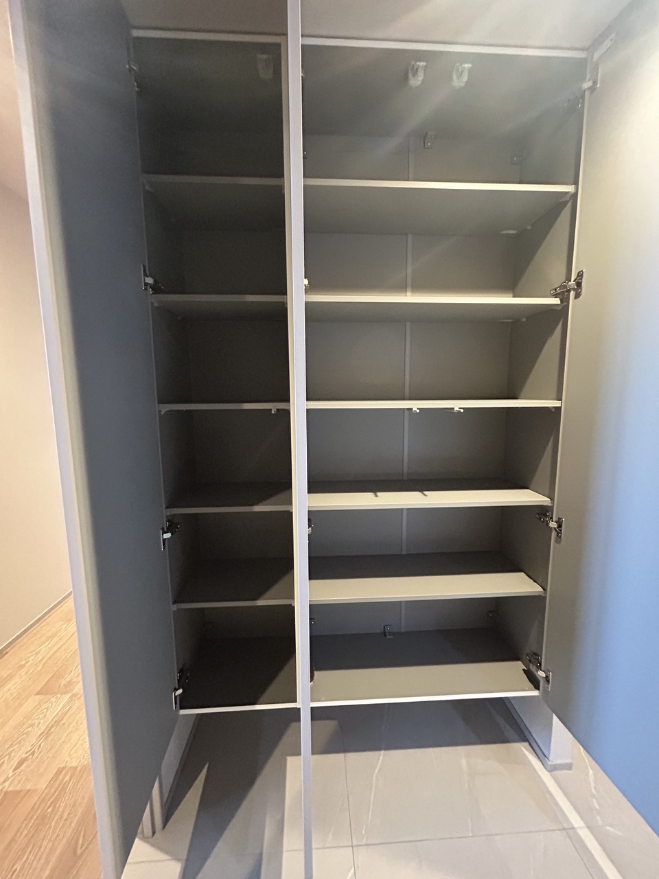 玄関横のシューズインクローゼットです。約1.1帖あり、多くの靴等を収納することができます。