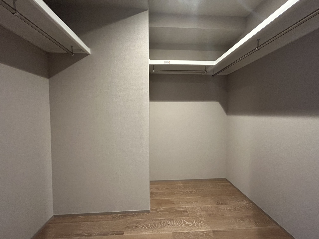 約9.1帖の洋室内にある、約2.1帖のウォークインクローゼットです。海外旅行用のスーツケース等、大きなお荷物もすっきり収納可能です。