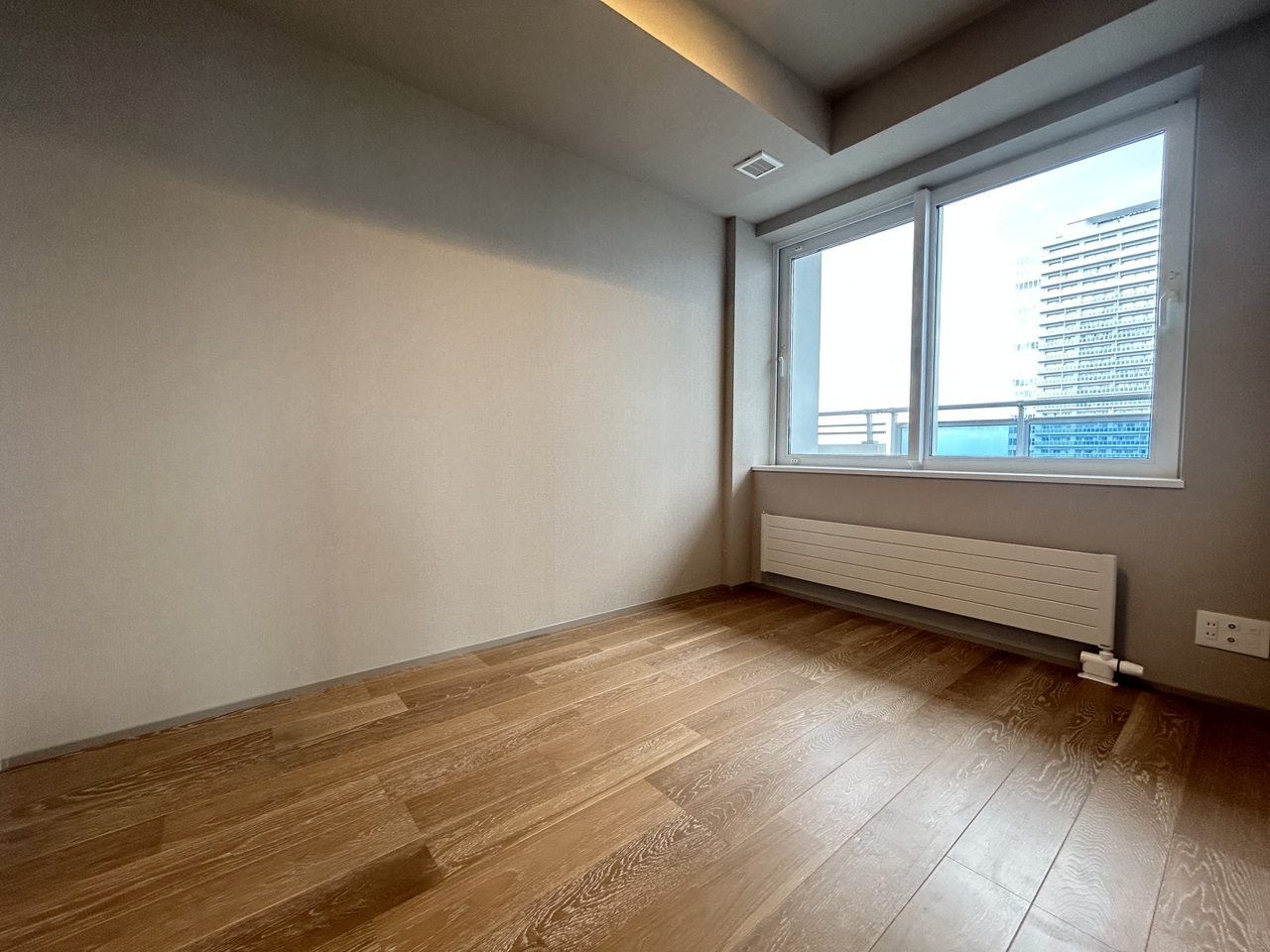 約4.9帖の洋室です。コンパクトなサイズのこちらは、お仕事部屋やお子様のお部屋等様々な用途に使えます。