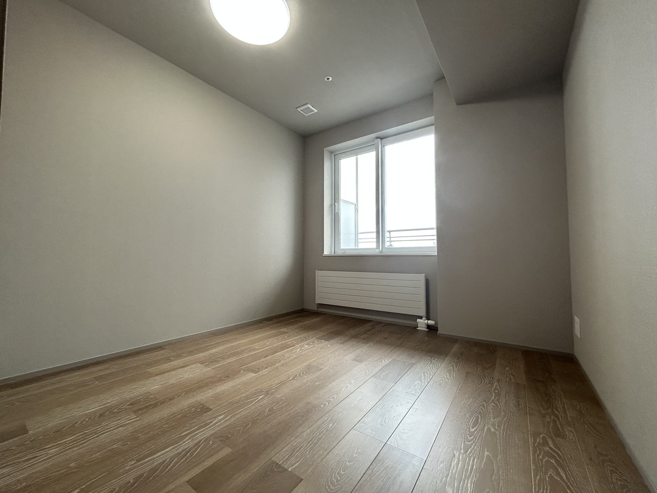 約6.1帖の洋室です。東側バルコニーに面しており、寝室として利用すれば、朝日で目覚めることができます