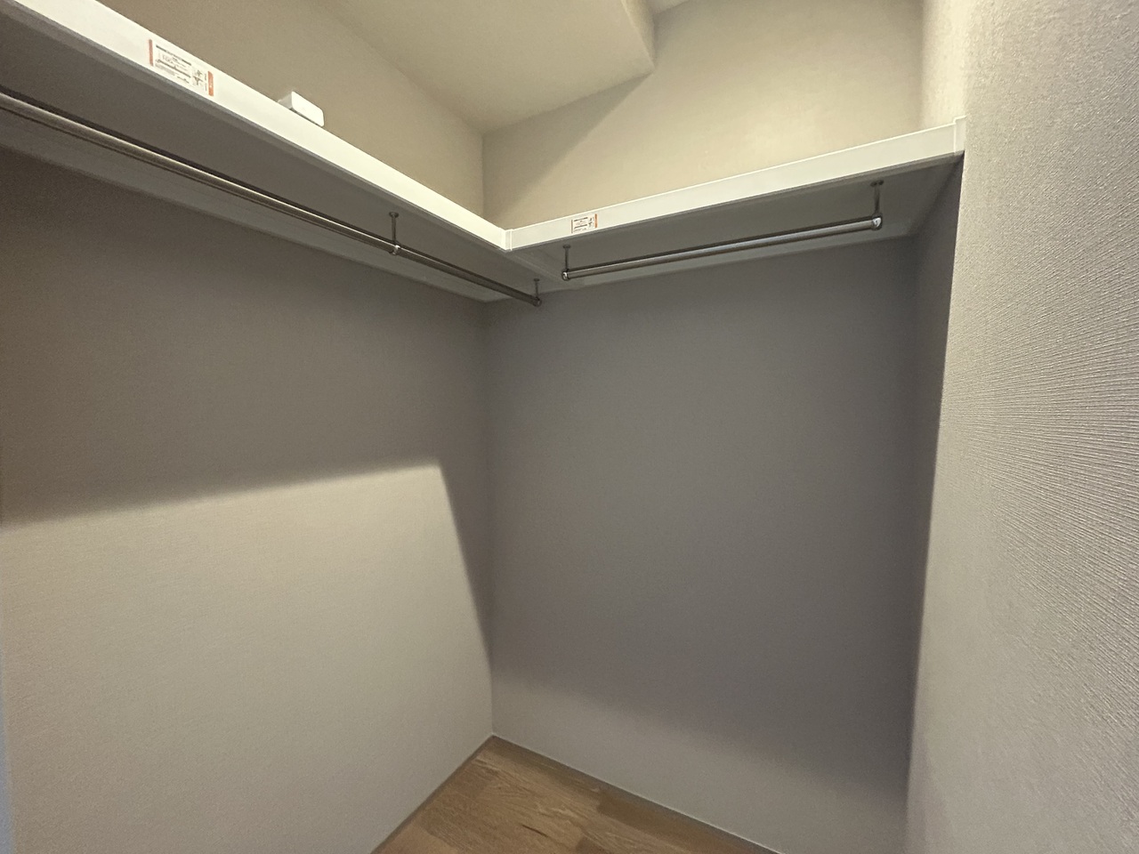 約6.1帖の洋室内にある、約1.1帖のウォークインクローゼットです。