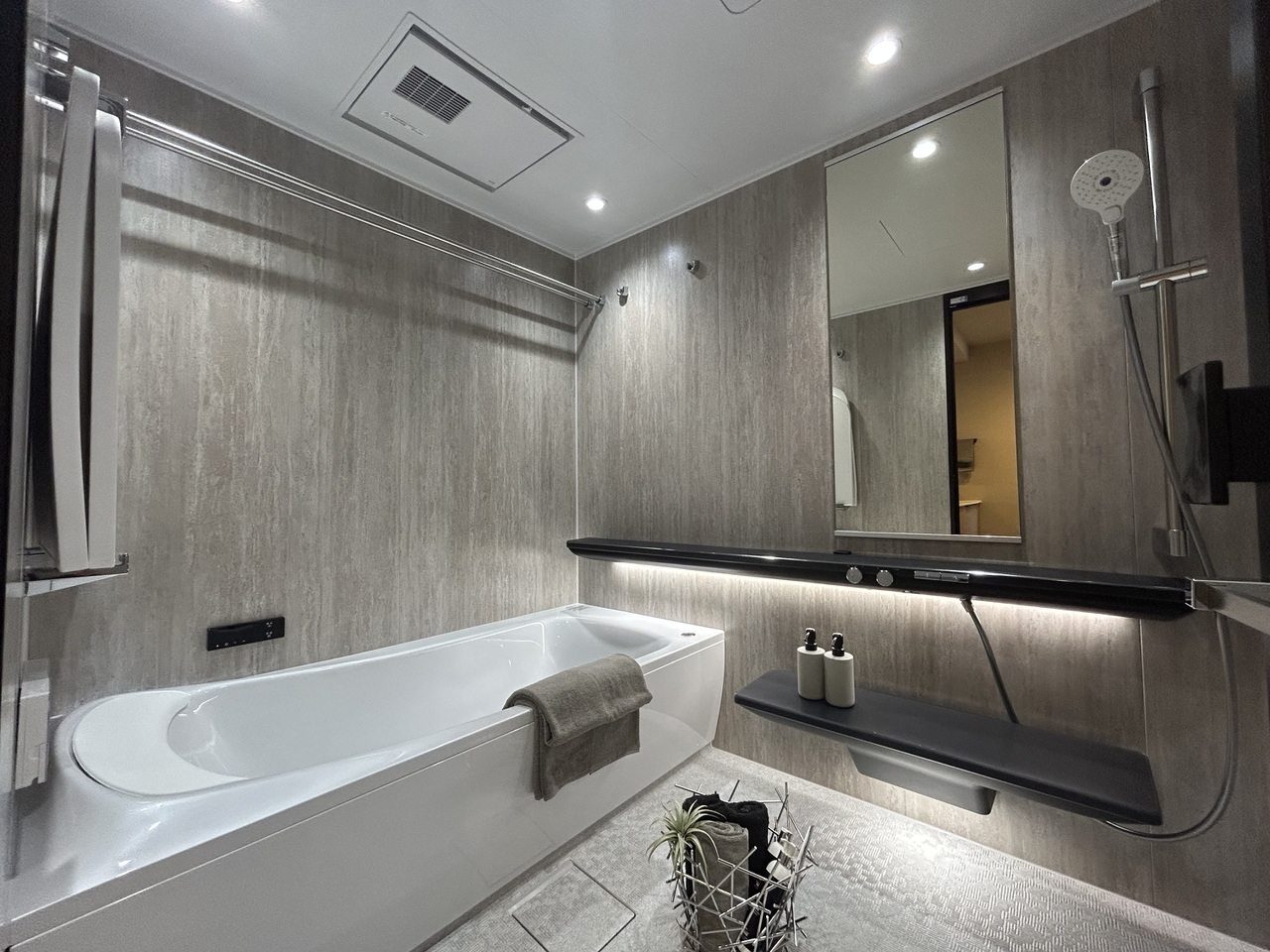 黒やグレーを基調とした浴室は落ち着きを演出し、毎日のお風呂がよりリラックスできる時間となります。