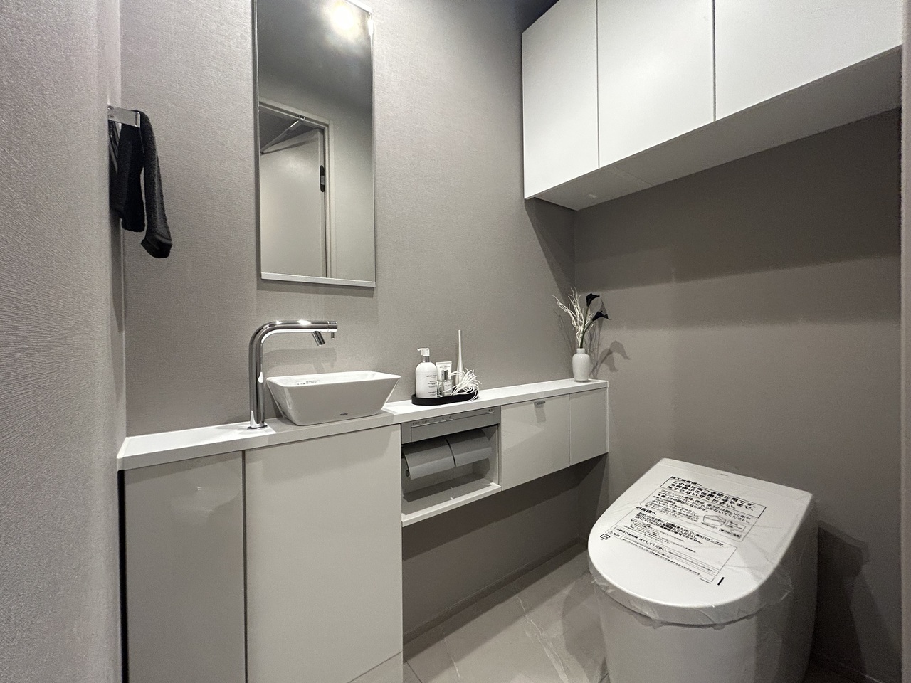 広々としたトイレは収納力があり、あまり見せたくないお掃除道具等、しっかりしまうことができます。