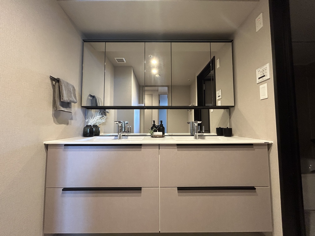 洗面ボウルが2つある独立洗面台です。家族の方と使いたいタイミングが被っても、待つ必要がありません。