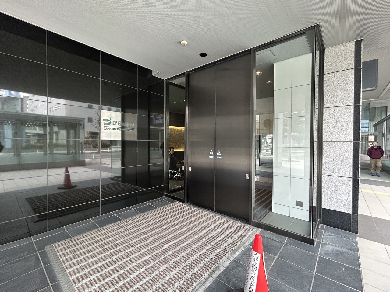 エントランスは2重のオートロックが採用されており、セキュリティ面も安心です。