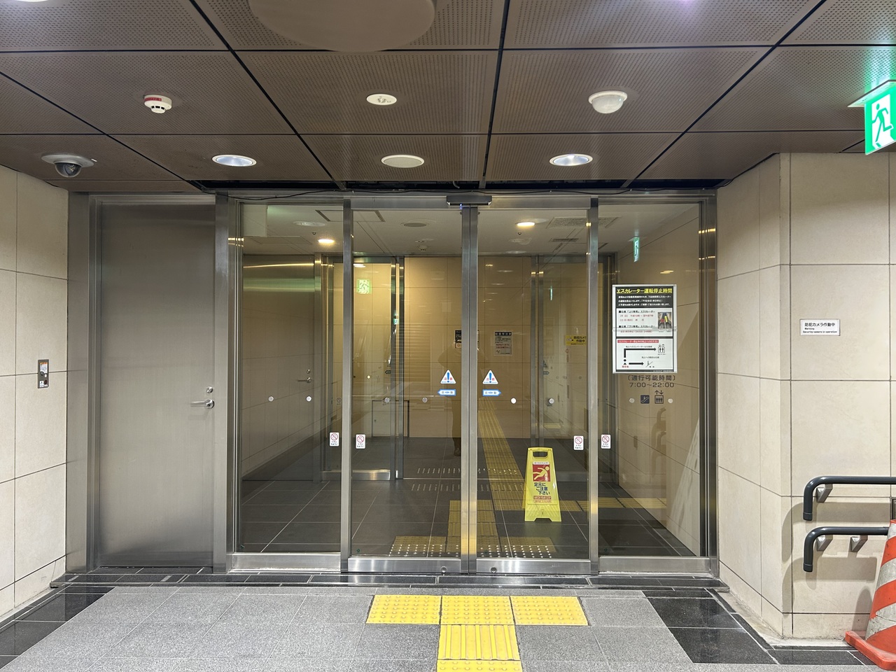 駅からの入り口です。大雨、大雪の日でも地下を通ることで、快適にお部屋まで帰ることができます。