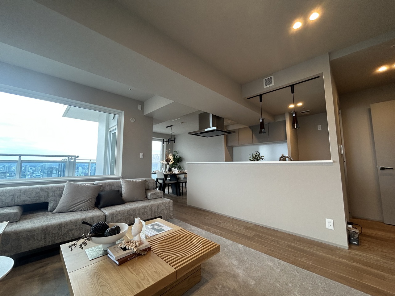 JR函館線「札幌」駅まで徒歩1分。駅直結型のマンションです。大切なペットと一緒に暮らせます(規約による制限あり)