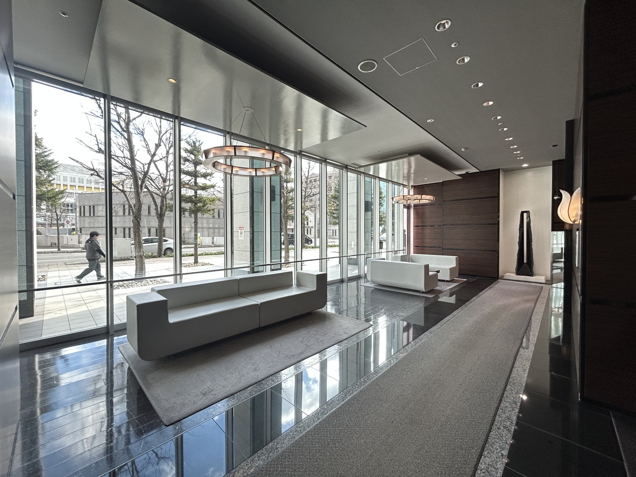 高級感のあるロビーが毎日出迎えてくれます。コンシェルジュサービスもあり、日々の生活を助けてくれます。