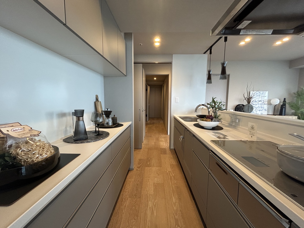 キッチンには豊富な収納がついており、調理器具やカトラリー類、食器類がたくさんある方も安心です。