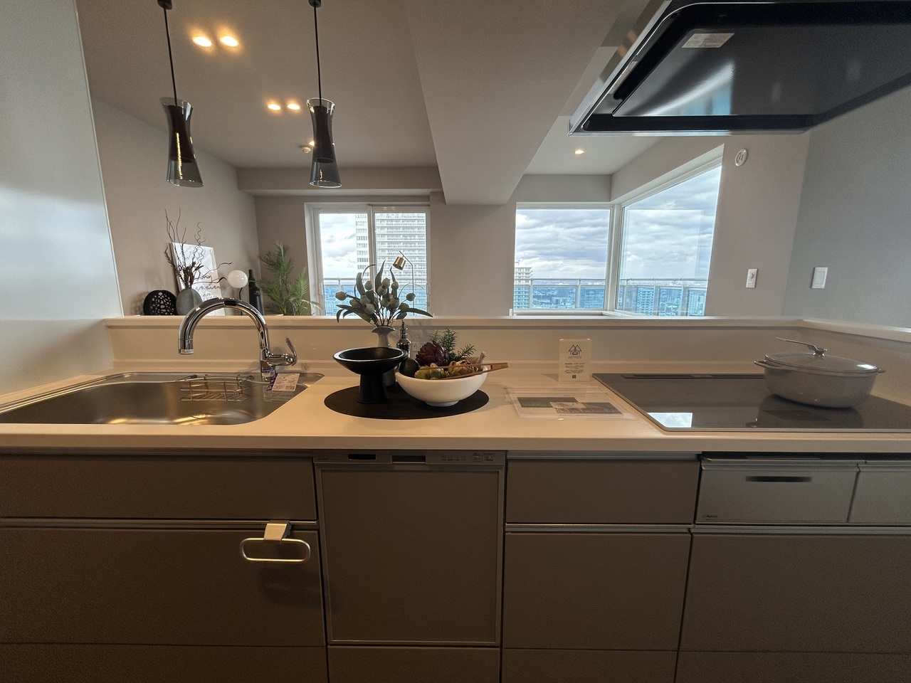 食洗器や3口のIHコンロやグリル等便利な設備がついています。コンロはガラストップで、日々のお手入れの手間が少ないです。