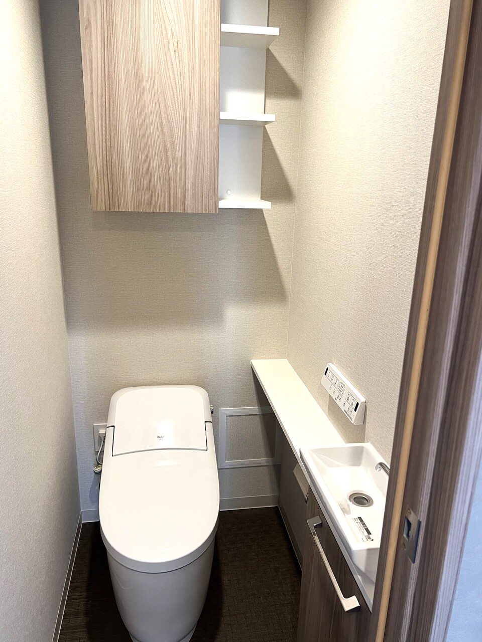 トイレはタンクレストイレ、手洗いカウンターの下と背面の2か所に収納があります
