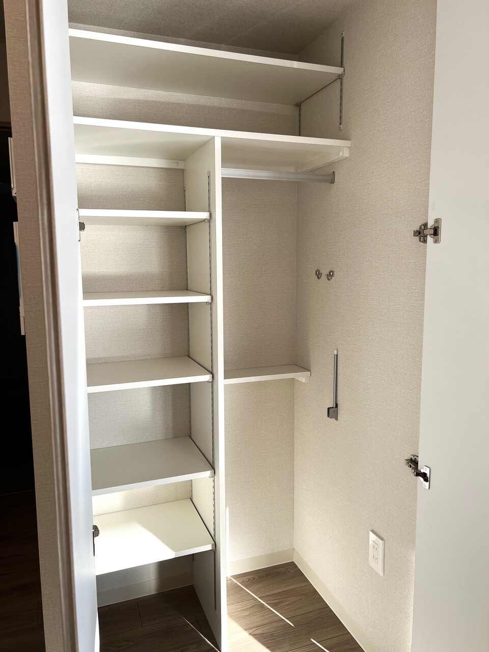 可動棚になっている個所もあり、収納する物によって高さを変える事ができます