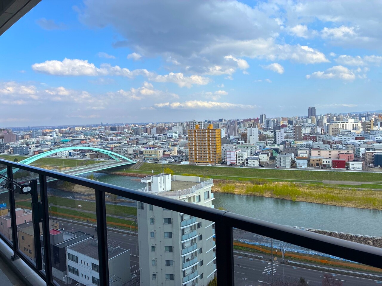 南側バルコニーからの眺望。豊平川がのぞめます