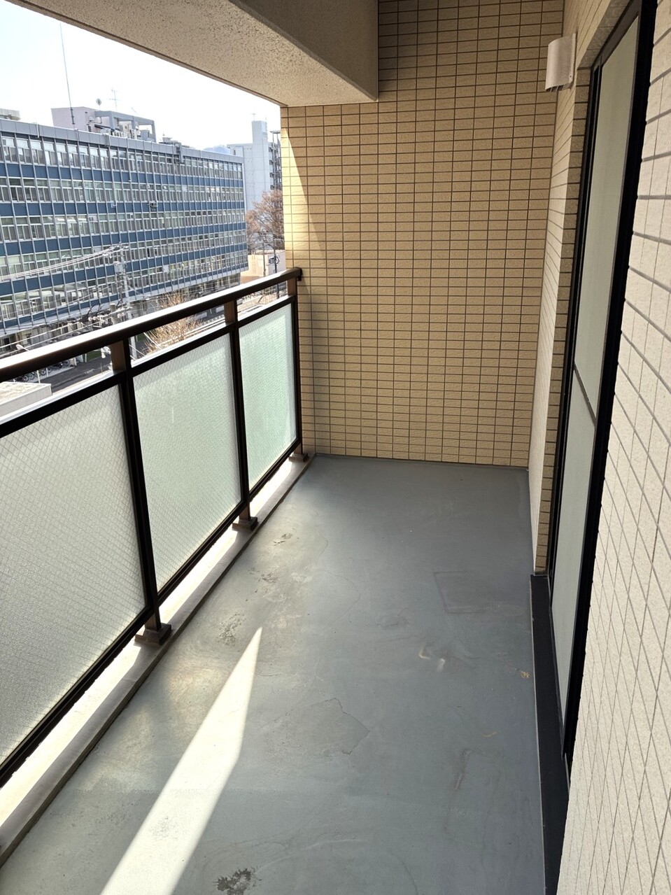 洋室側バルコニーの南側です