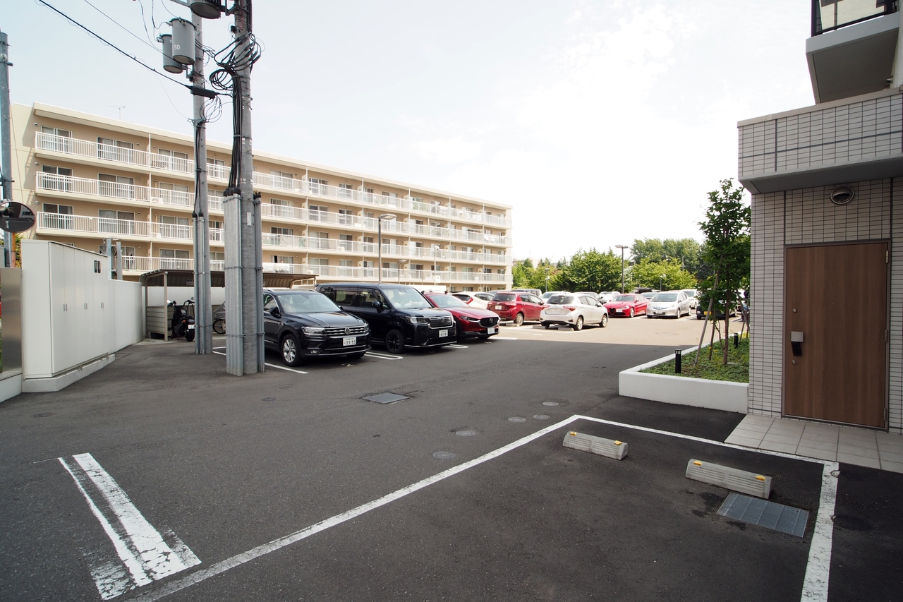 敷地内の駐車場や通路はロードヒーティング敷設で冬も足元が安心です（駐車場は現在空きがありません）