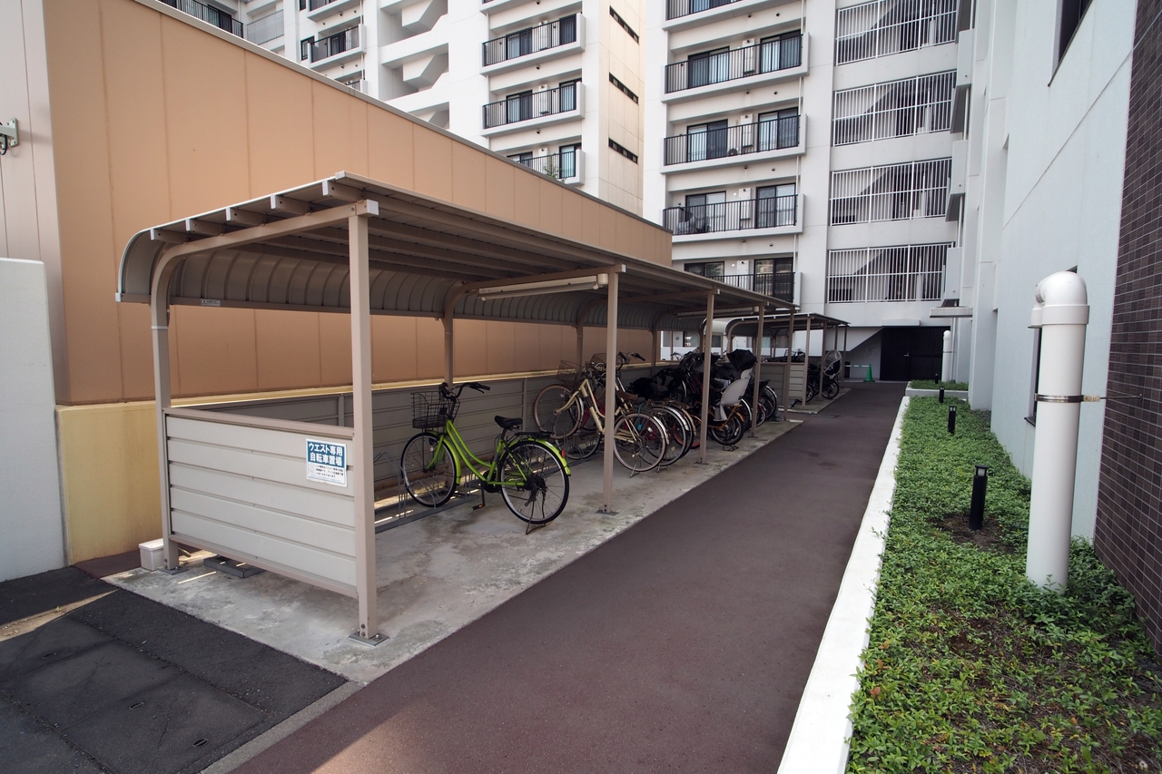 屋内駐輪場のほか、屋根付き駐輪場もあります。