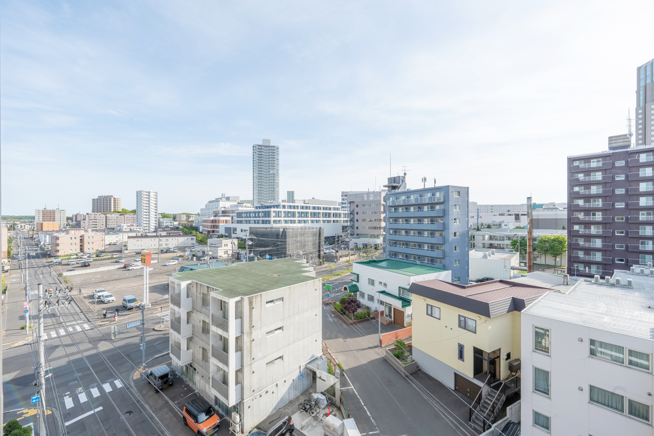 南西側リビングバルコニーから南方向の眺望です。Bivi新さっぽろや新さっぽろ駅方面が見えます。