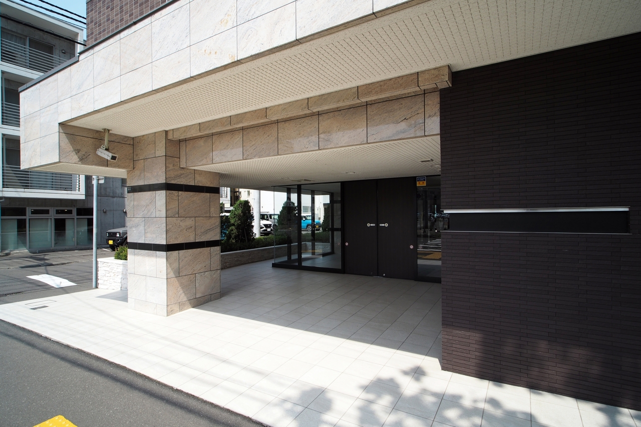 原始林通り側に面したエントランスです。