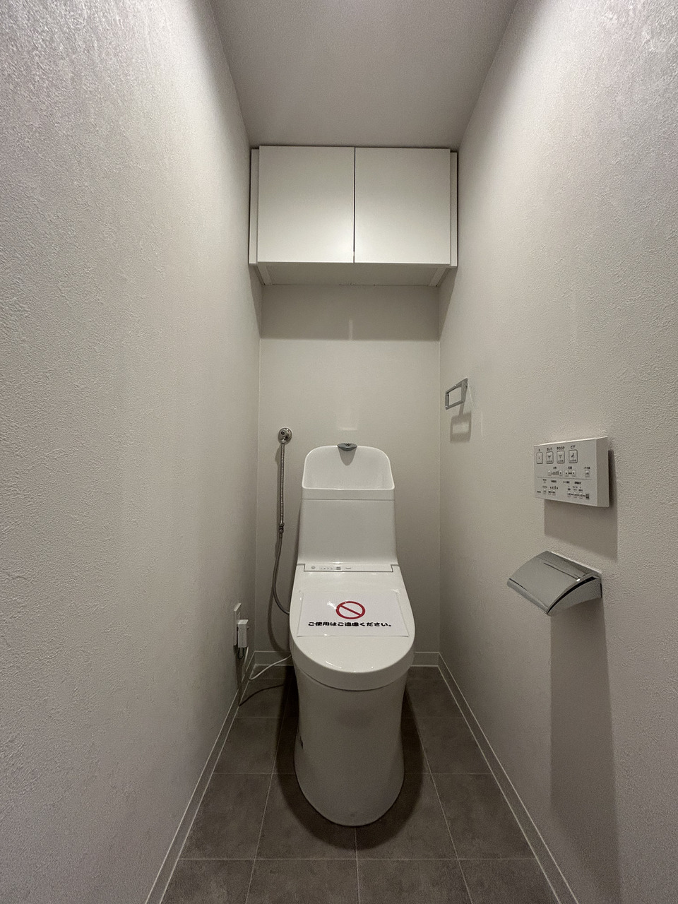 温水洗浄便座付きのトイレです。上部にはお掃除用品やトイレ用品を収納できる棚を完備しております。