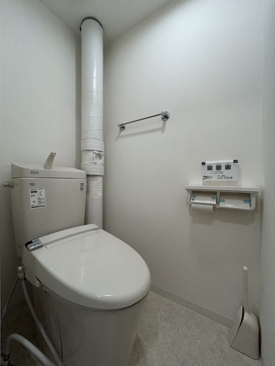 トイレは2021年製、温水洗浄便座付きです。