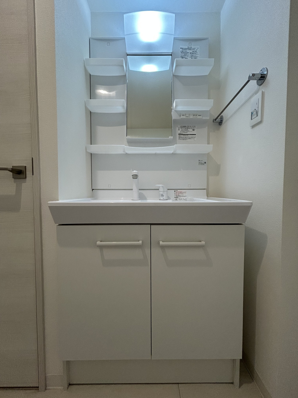 独立洗面台のため入浴中やトイレ使用時でも気兼ねなく身支度ができます。