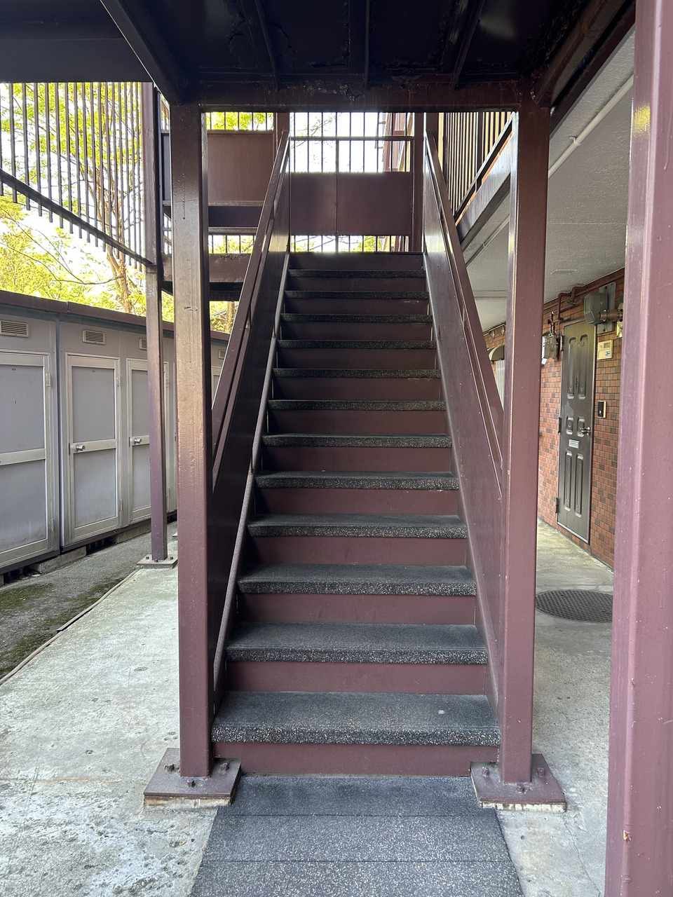 お部屋へ続く階段です。足元には滑り止めが付いており、冬でも安心です。