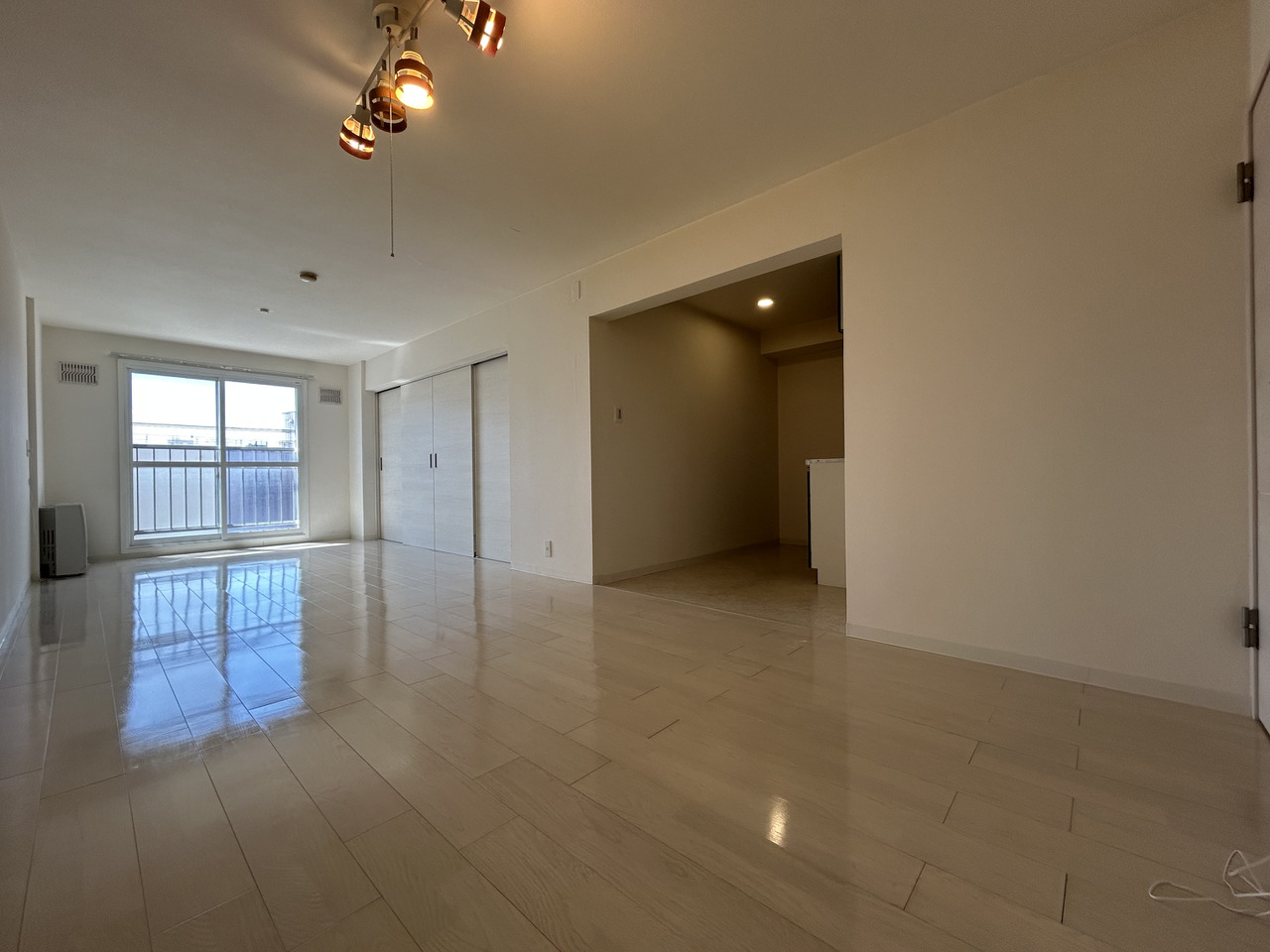 南向きのため、寒い日でも日差しが感じられるあたたかなお部屋です。