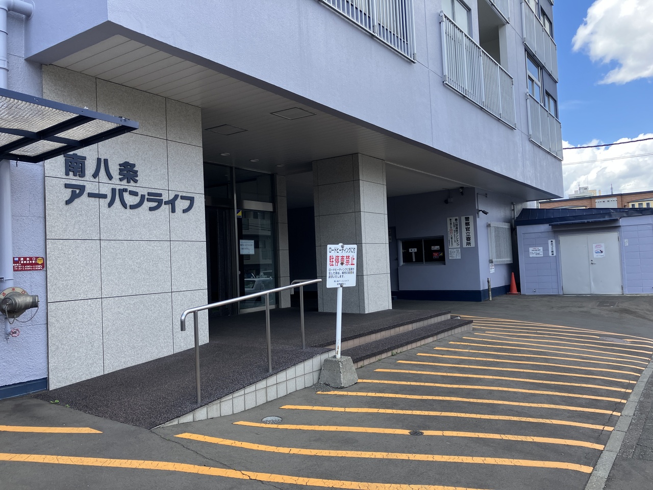 正面エントランスは、スロープも階段もあり、幅広い年齢層に対応しています。