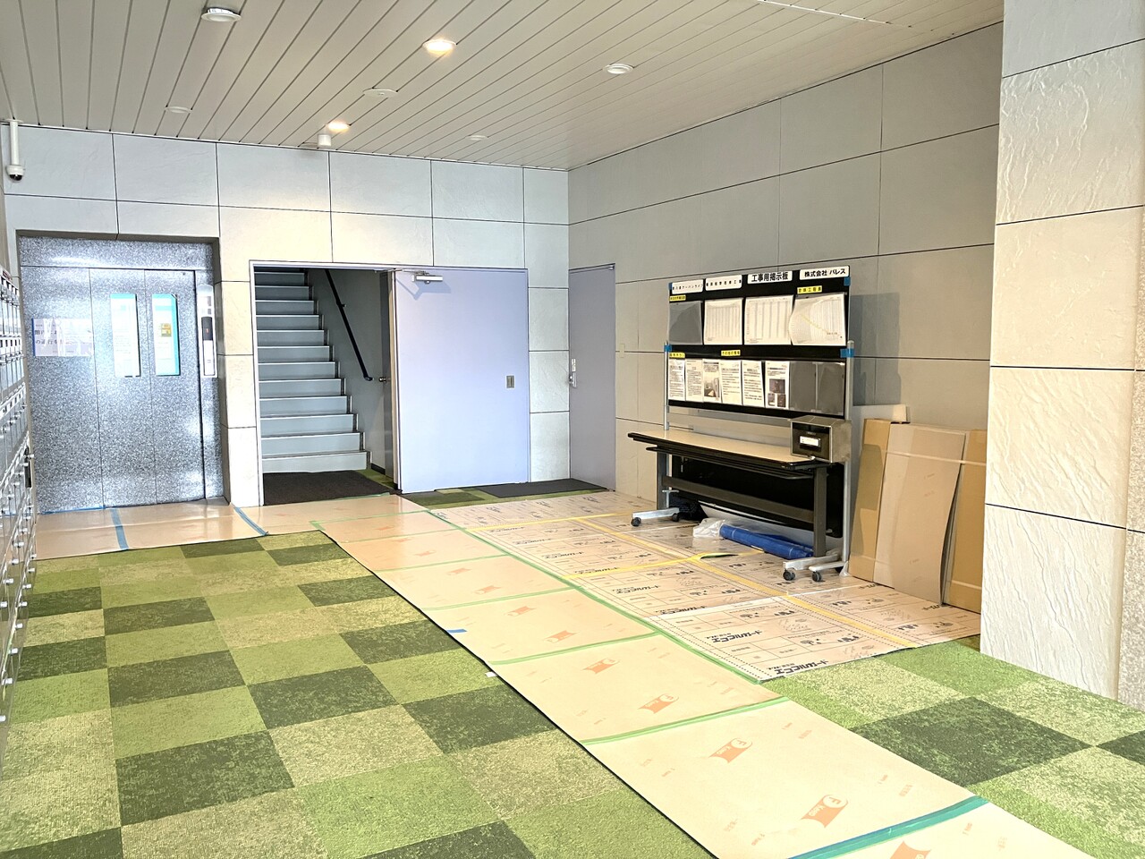 広くてゆったりとしたエントランス内には、メールボックスとエレベーターが設置されています。